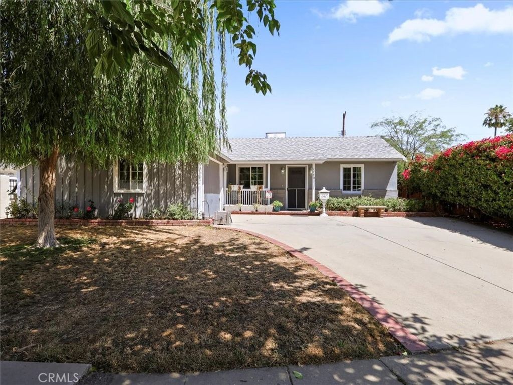 Photo of 17405 Wyandotte Street, Van Nuys, CA 91406 (MLS # GD25171328)