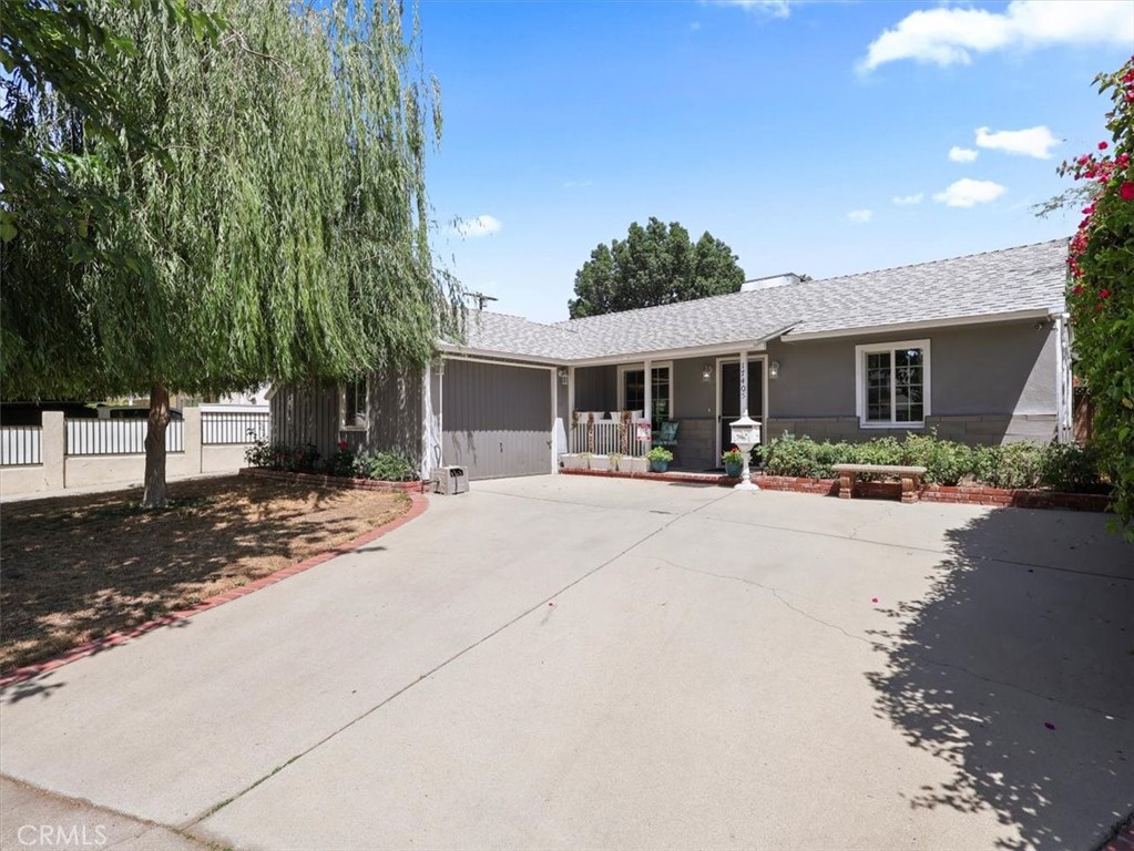 Welcome to this stunning 2-bedroom, 2-bathroom home, offering 1,244 sq. ft. of living space on a 5,879 sq. ft. lot. Built in 1949 and remodeled just six years ago, this home is located in one of Van Nuys’ most sought-after communities, blending modern comfort with timeless charm.
As you enter, you'll be greeted by a beautifully redesigned chef’s kitchen featuring a large island with quartz countertops, recessed lighting, and ample space for cooking and entertaining. Enjoy your morning coffee or casual meals at the kitchen island.
The spacious living room offers a cozy fireplace, creating a warm and inviting atmosphere. A sliding glass door leads to a covered patio with concrete flooring—perfect for entertaining guests.
Additional features include a dry bar, washer and dryer located in the garage, and ample parking space in the driveway. The home also includes two generously sized bedrooms and two well-appointed bathrooms. All appliances are included in the sale price.
This move-in-ready home is the perfect blend of style, comfort, and convenience. Don’t miss the opportunity to make it yours!