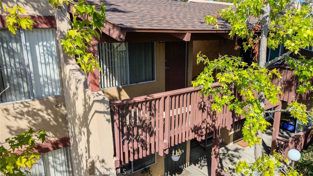 This 1-bedroom, 1-bathroom upstairs end unit condo is located in the guard-gated MacArthur Village community in South Coast Metro. The kitchen features stainless steel appliances, with a refrigerator included. Tile flooring extends through the kitchen and dining area, while ceiling fans add comfort throughout. The spacious bedroom includes a walk-in closet, and the outside balcony is shaded.
The unit includes one assigned carport space located near the building. MacArthur Village offers resort-style amenities, including swimming pools, spa, tennis courts, gym, BBQ area, clubhouse, and community laundry rooms. With 24-hour security guard access, the community provides both convenience and peace of mind.
Centrally located near South Coast Plaza, shopping, dining, and entertainment, with easy access to the 55, 405, and 73 freeways, this home combines comfort with a prime location.