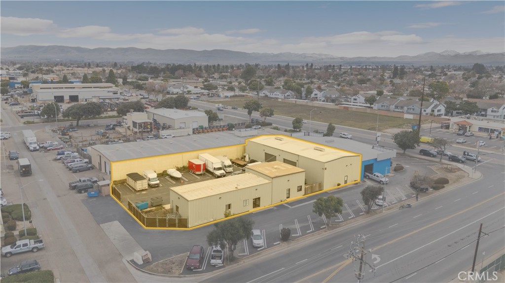 1217 S. Blosser Ste. B,C & D is strategically located at the high-visibility corner of South Blosser and West Stowell. There is +/- 9,600 SF secured yard area and +/- 1,484 SF bonus mezzanine space. The property has 3 roll up doors and some office buildout. $9,450/mo. ($8,150/mo. base rent ($1.25/SF) + $1,300/mo. ($0.20/SF NNNs)). Available January 1,2026.