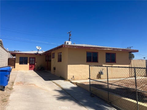 Photo of 913 E Elizabeth ST, Barstow, CA 92311 (MLS # HD26191597)