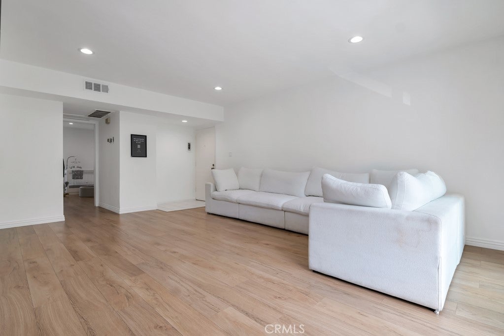 1015 N Michillinda 302