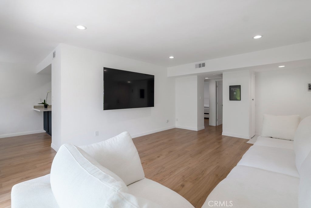1015 N Michillinda 302