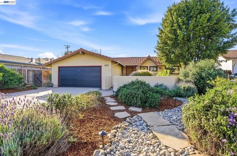 Photo of 38157 Parkmont Dr Dr, Fremont, CA 94536 (MLS # 41127019)