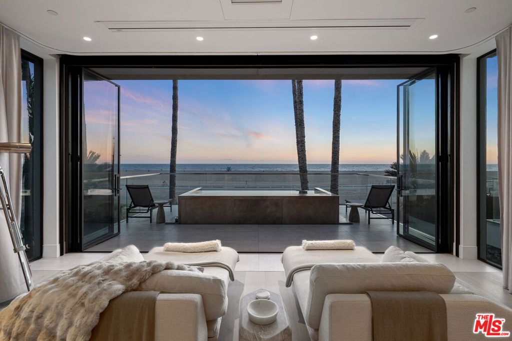 938 -940 Palisades Beach Road