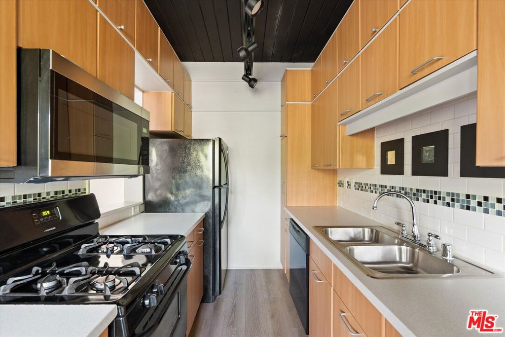 7559 Whitsett Avenue