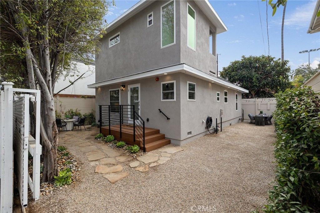 Photo of 724 San Miguel Avenue, Venice, CA 90291 (MLS # SB25248421)