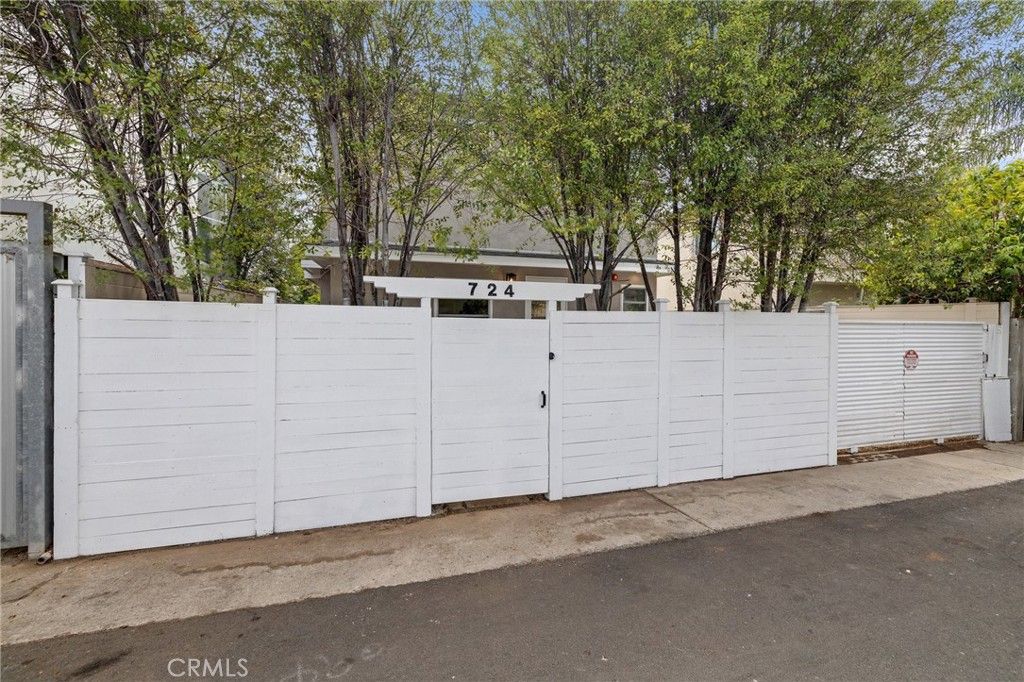 Photo of 724 San Miguel Avenue, Venice, CA 90291 (MLS # SB25248421)