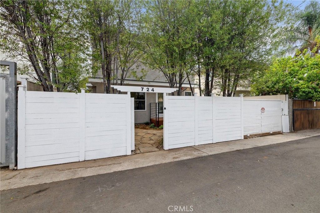 Photo of 724 San Miguel Avenue, Venice, CA 90291 (MLS # SB25248421)