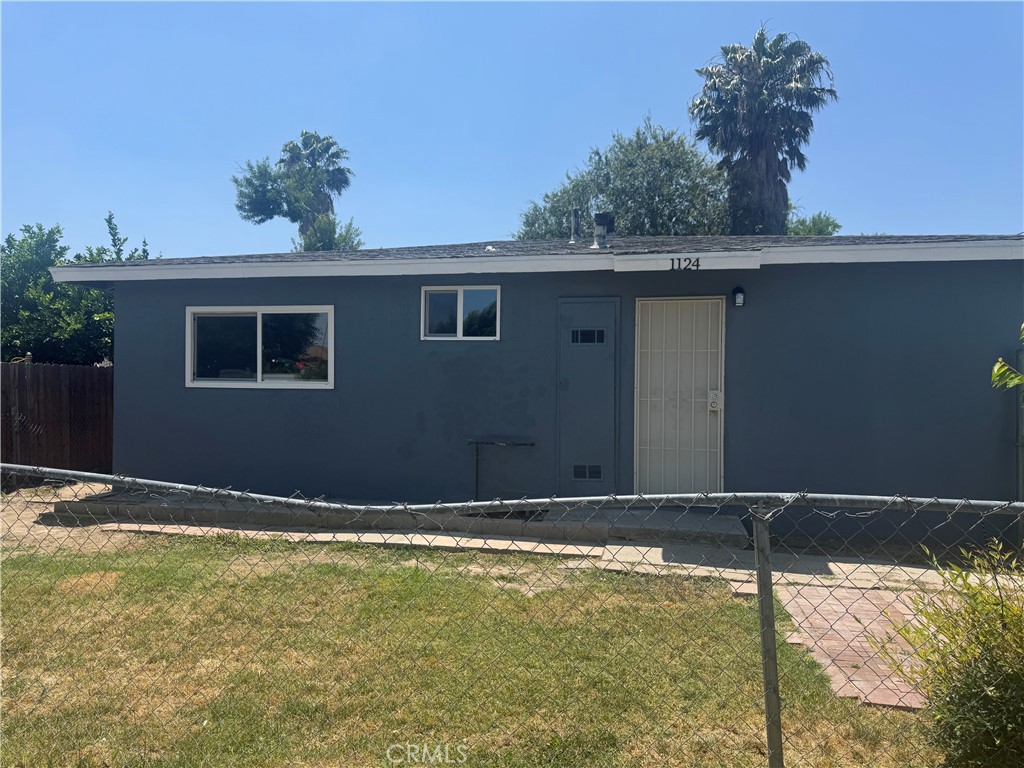 Looking for comfort, convenience, and a place to call home? These charming 2-bedroom, 1-bathroom duplex units in San Bernardino have everything you need!
Each unit features:
Spacious living areas with plenty of natural light
Private laundry hookups inside each unit, 1-car garage, close to schools, shopping, parks, and major freeways
Perfect for small families, couples, or professionals looking for a cozy and affordable place to live.
