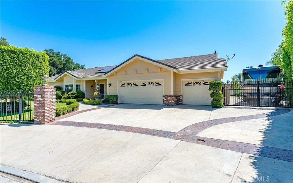 Photo of 22501 Marilla Street, Chatsworth, CA 91311 (MLS # SR25221576)