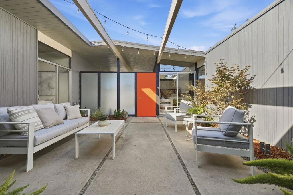 2440 Fairoak Court