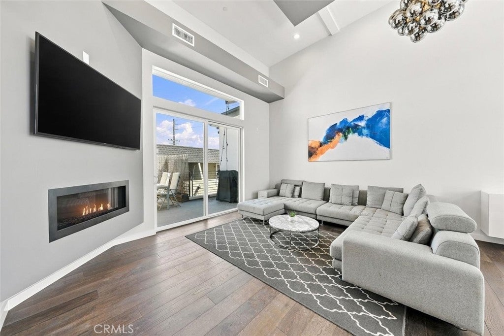 2307 Vanderbilt Lane B