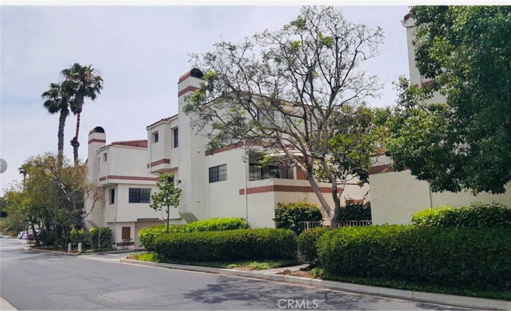 Beautiful end-unit townhome in the desirable Springwood gated community.
Features 2 bedrooms, 2.5 baths, and a spacious living room with gas fireplace opening to a large private deck. Master suite includes a sitting area with its own fireplace.
Popular open floor plan with newer wood laminate flooring throughout. Kitchen offers refinished cabinets, newer convection microwave, and dishwasher.
Walking distance to Del Amo Shopping Center, with easy access to shopping, dining, and entertainment.
