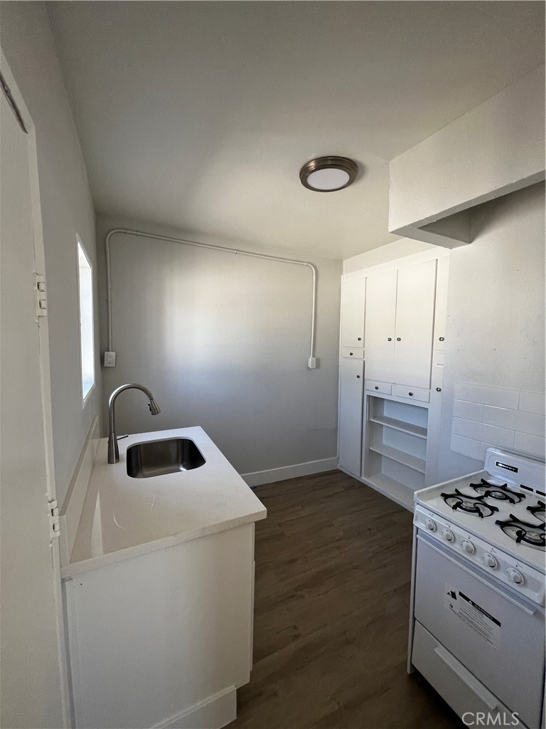 Welcome to this beautifully redone studio unit for lease, featuring a modern and inviting atmosphere. The bathroom has been tastefully upgraded with newly tiled walls and includes both a bathtub and a shower, providing you with the ultimate convenience. You'll appreciate the extra storage space conveniently located off the bathroom for clothes and personal belongings.
The living area is enhanced by a new ceiling fixture, ample shelving for additional storage, and a wall heater for comfort. Large windows allows natural sunlight to flood the space, creating a warm and cheerful environment.
The kitchen is a highlight, boasting a newly installed sink, a brand new stove, and plenty of cabinet space for all your culinary needs.
Located just over a mile from the beach, this property offers the perfect blend of comfort and convenience. Enjoy the vibrant community atmosphere. Don't miss out on the fantastic opportunity to make this studio your home.