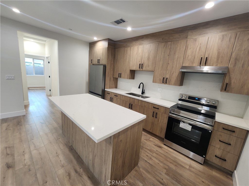 Enjoy a beautiful, brand new contemporary two bedroom, two bath ADU in a central Valley location. This modern home features a spacious open floor plan, sleek new kitchen with quartz countertops and stainless steel appliances, and a stylish bathroom with designer tile and glass shower.
Highlights:
In-unit laundry
Energy-efficient recessed lighting throughout
Solar panels
Wood-style flooring and high ceilings
Convenient Van Nuys location near shopping, schools, and freeway access