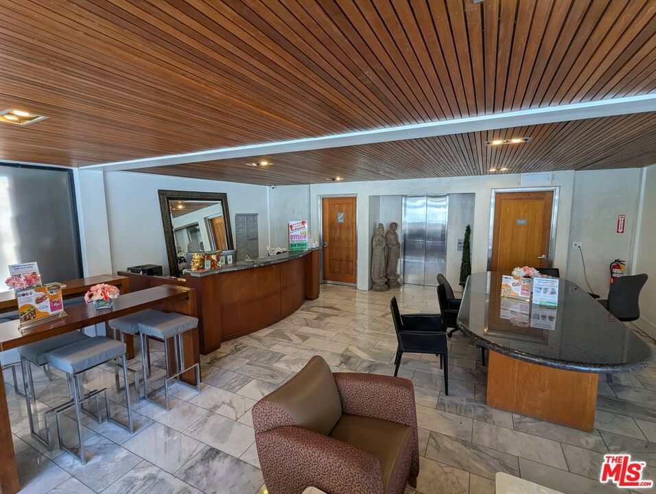 611 W Civic Center Drive