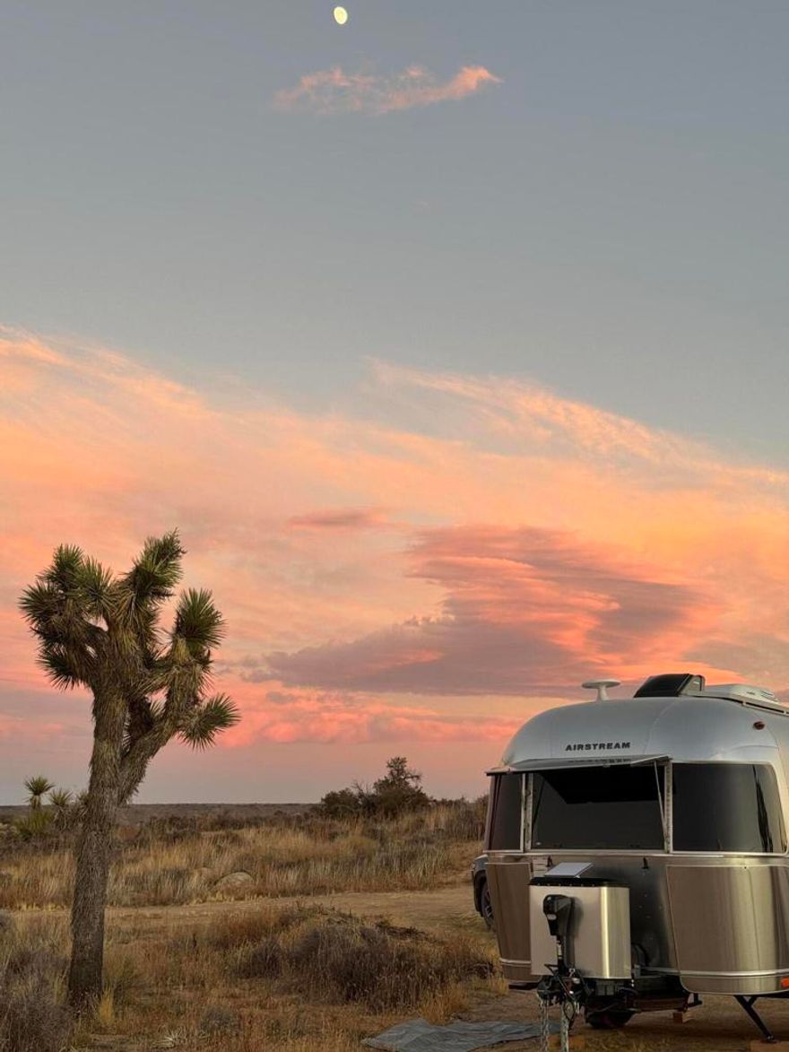 Five acres of majestic boulders and building area for your off grid home. NEW WATER WELL on property. Easy access from Gamma Gulch Rd. No noise or light pollution here. Come to enjoy your weekends or build your dream home on this serene piece of paradise. Not far from Pappy and Harriett's bar and grill. Airstream is available as a separate purchase.