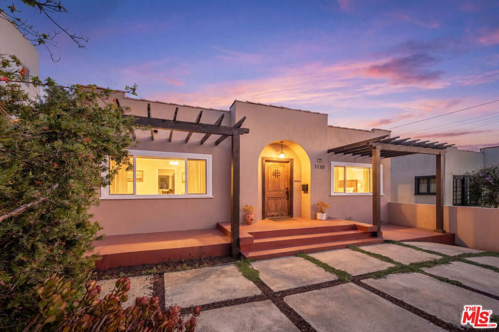 1110 Queen Anne Place, Los Angeles CA 90019