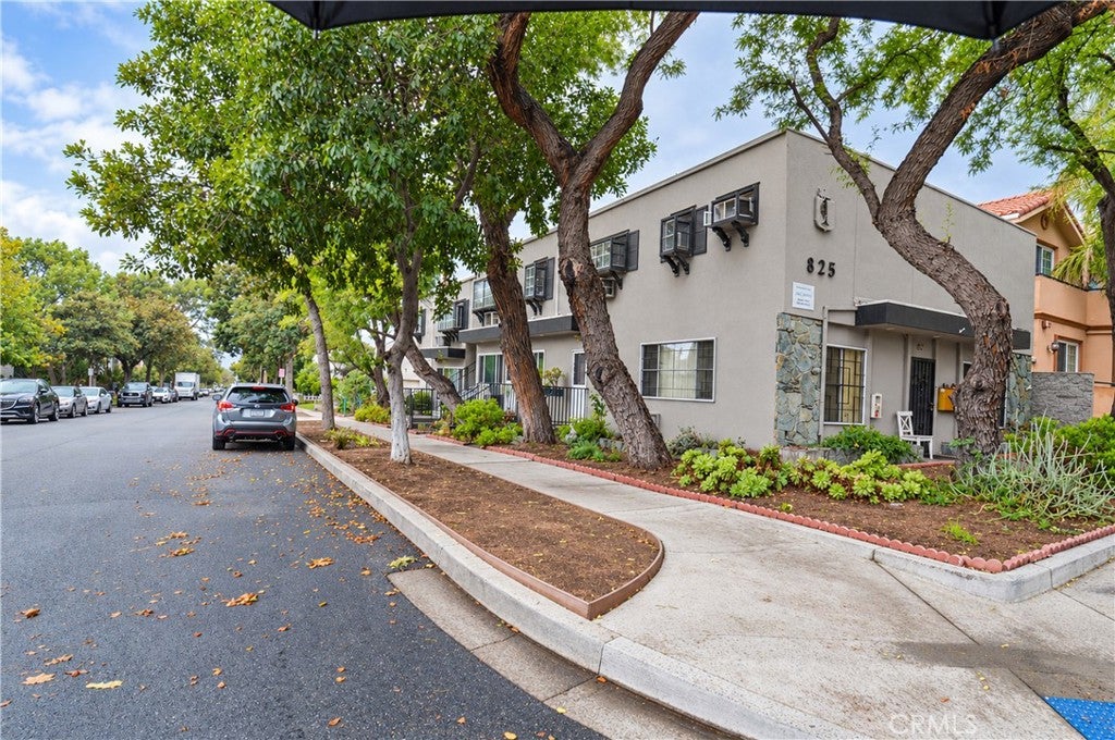825 S 6th Street