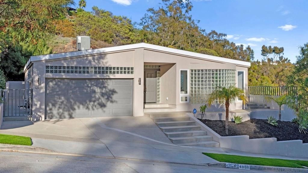 Photo of 4909 Pacifica Dr, San Diego, CA 92109 (MLS # 260010394SD)