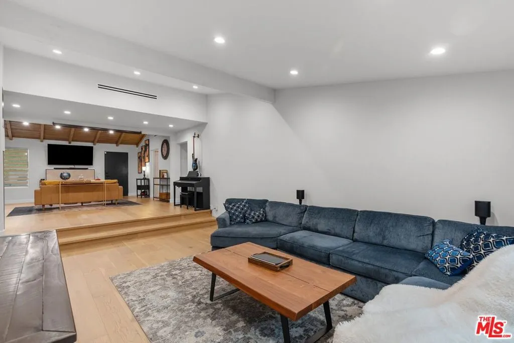 Studio City, California 91604, United States, 3 Bedrooms Bedrooms, ,3 BathroomsBathrooms,Residential,Active,136791