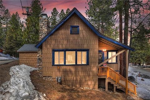 Photo of 1118 Clubview Avenue, Big Bear Lake, CA 92315 (MLS # IG26099841)