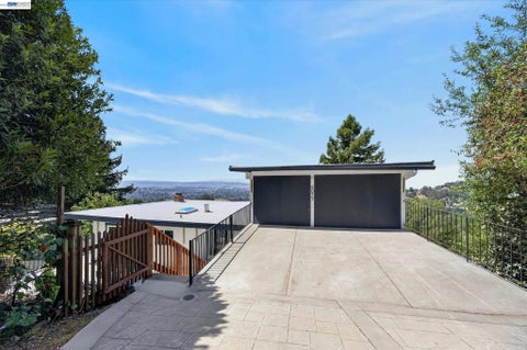 Photo of 6077 Skyline Blvd BLVD, Oakland, CA 94611 (MLS # 41145475)