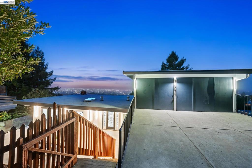 6077 Skyline Blvd
