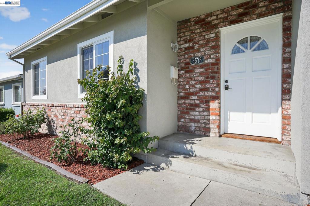 8578 8578 Deervale Rd