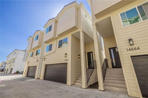 Photo of 14662 W Sara Lane, Panorama City, CA 91402 (MLS # SR26058590)