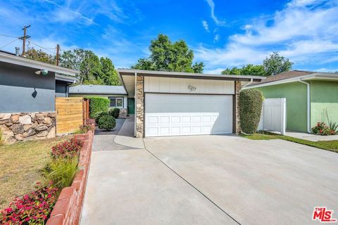 Photo of 12243 Kling Street, Valley Village, CA 91607 (MLS # 26681369)