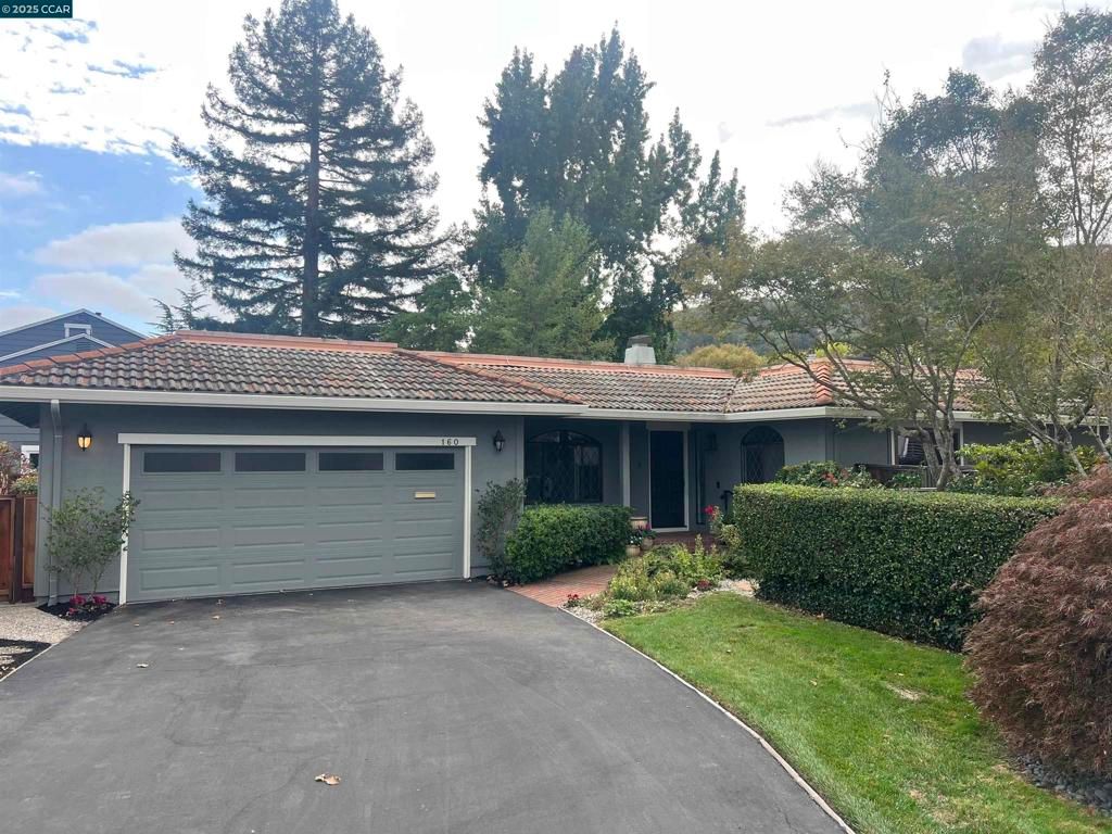 Photo of 160 Cypress Point Way Way, Moraga, CA 94556 (MLS # 41115528)