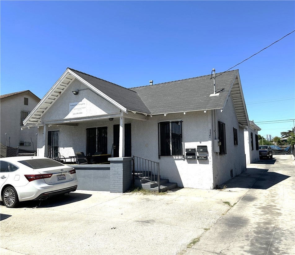 737 E 40th