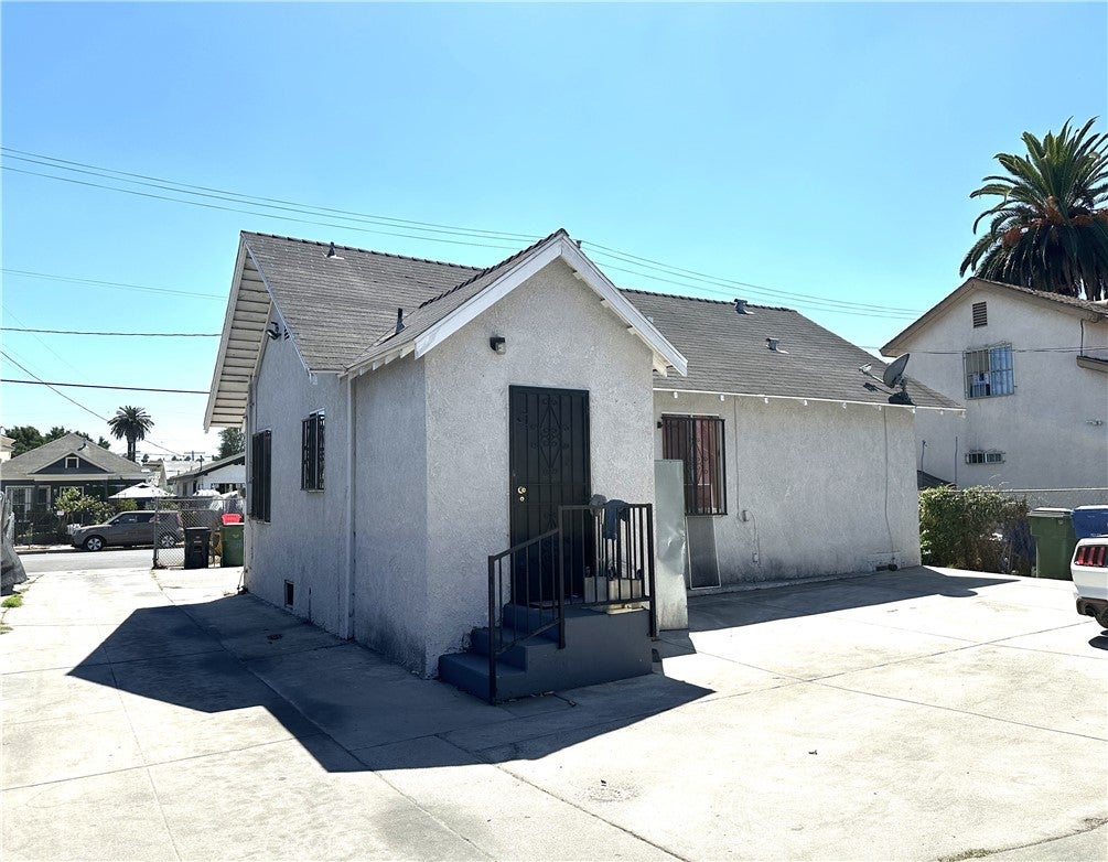 737 E 40th