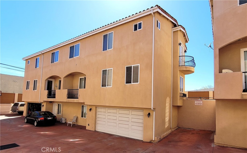 Very spacious and bright townhouse with an excellent Walk Score—just a block from dining, shopping, and public transportation! * Flexible 4-bedroom layout: the 4th bedroom (den/office) is on the garage level with its own entrance and a full bath—great for guests or working from home. * Desirable floor plan with an open-concept kitchen, dining area, and family room on the mid-level. * Separate living room with a balcony for added relaxation space. * Three bedrooms upstairs, all with high ceilings. * Spacious primary suite with ample closet space, separate soaking tub, and shower. * Large secondary upstairs bathroom with double sinks. * Convenient lower-level laundry room. * Direct access 2-car garage. * Good-sized gated front patio. * Central A/C. * All appliances included.