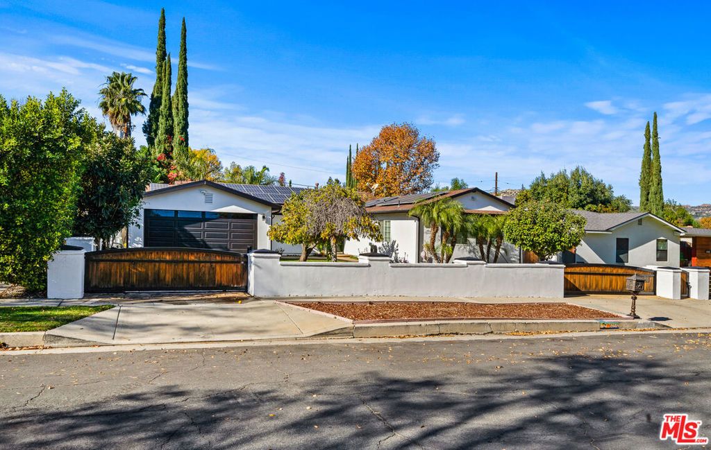 Photo of 6159 Debs Avenue, Woodland Hills, CA 91367 (MLS # 25628517)