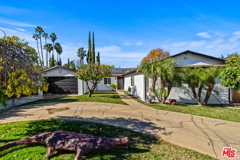 Photo of 6159 Debs Avenue, Woodland Hills, CA 91367 (MLS # 25628517)