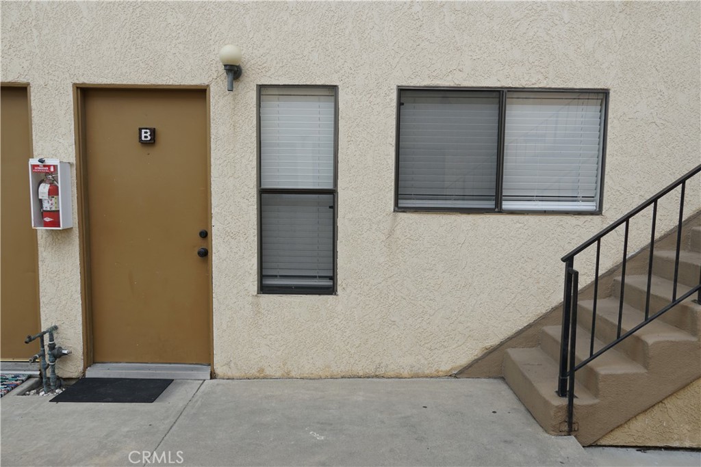 Fantastic unit 2Br/2Ba in San Pedro near freeways and upcoming waterfront. This apartment with 1Br/1Ba downstairs and 1Br/1Ba upper level gives you a feel of a townhome with a unique floor plan design. New flooring laminated throughout, and upgraded bathrooms, window shutters, and walking closets in the main bedroom, plus an ample kitchen complete with laundry on premises and 2 assigned car spaces. Really a rear opportunity.