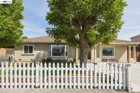 Photo of 3454 Baumberg Ave, Hayward, CA 94545 (MLS # 41128841)
