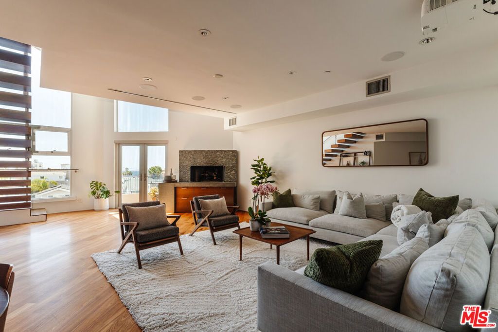 Photo of 255 Main Street #305, Venice, CA 90291 (MLS # 25583125)