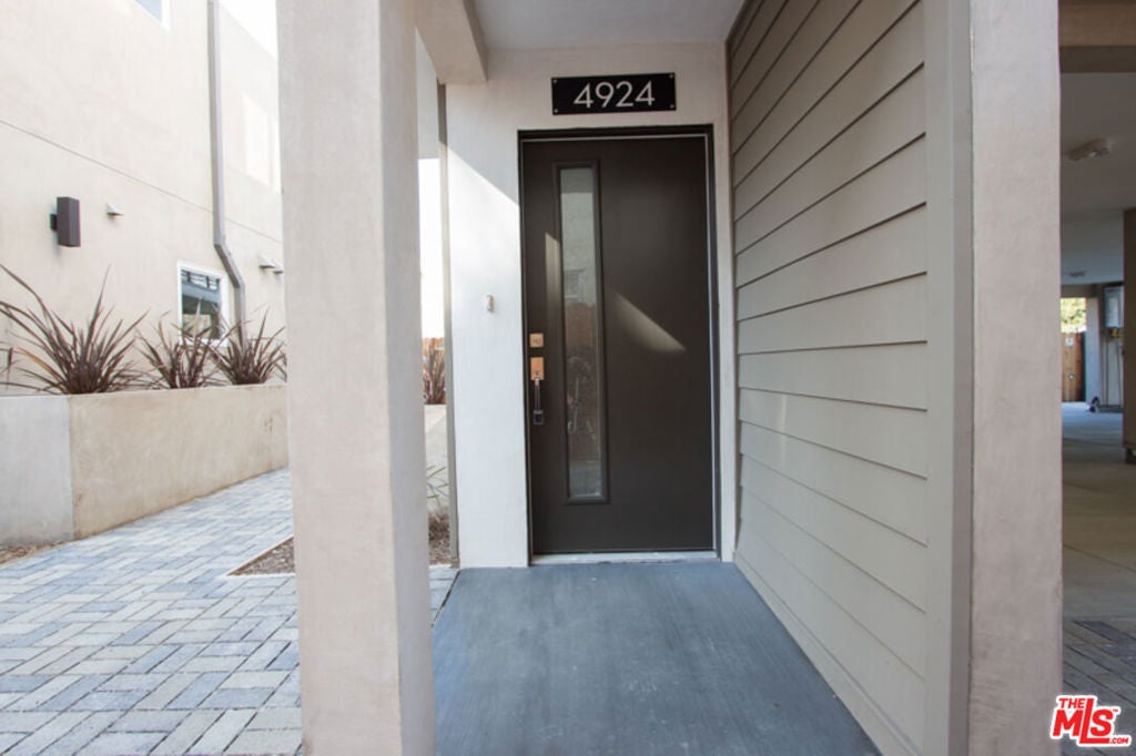 4924 LAUREL CANYON