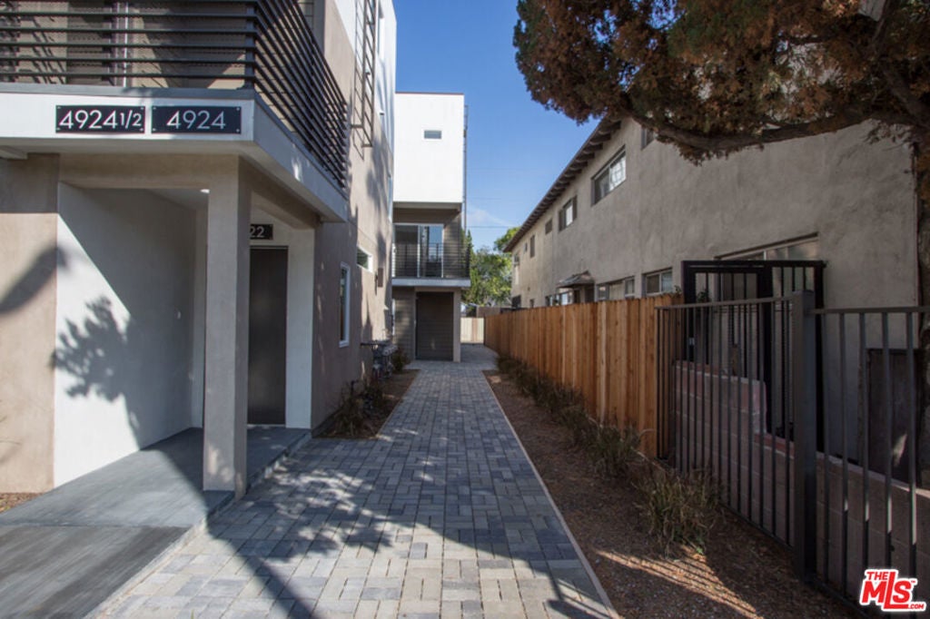 4924 LAUREL CANYON