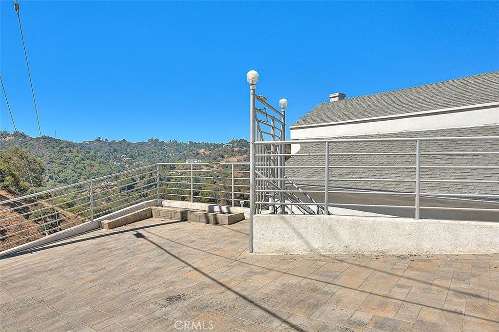Photo of 2579 Leicester Drive, Los Angeles, CA 90046 (MLS # SR26019061)