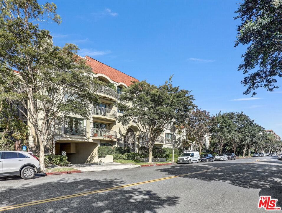 277 S Spalding Drive 102