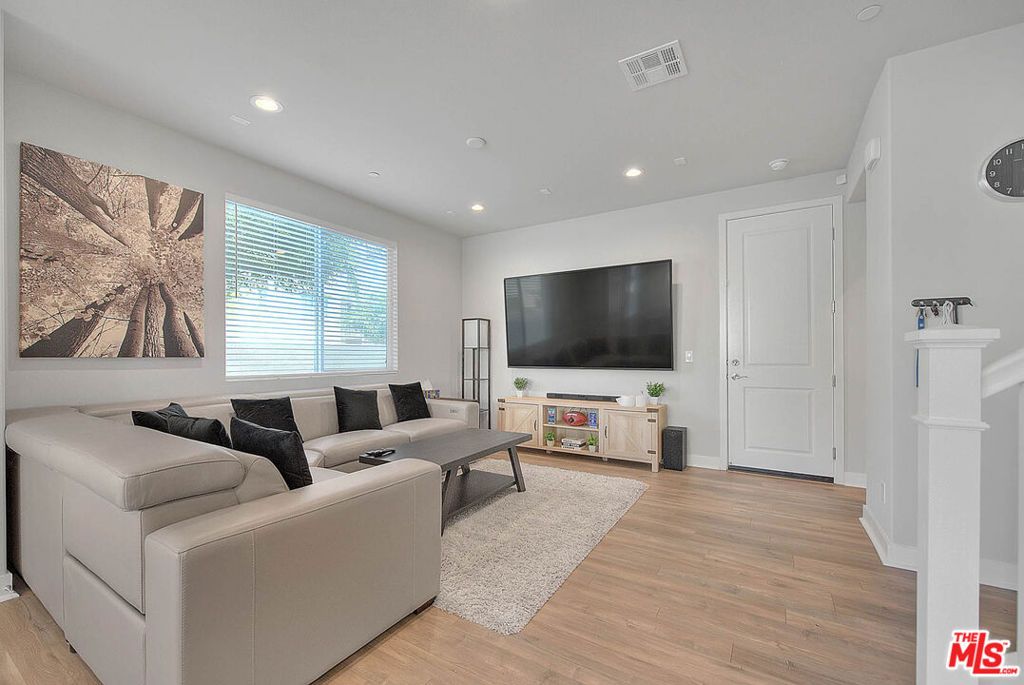 Photo of 629 Daniel Freeman Circle, Inglewood, CA 90301 (MLS # 25604593)