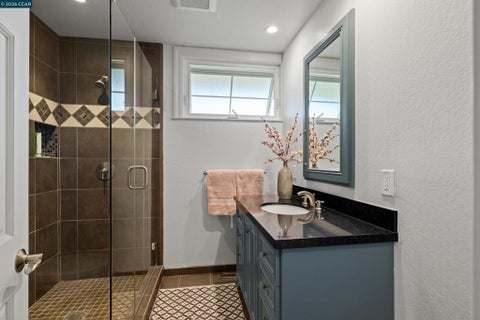 Photo of 60 Tarry Ln Ln, Orinda, CA 94563 (MLS # 41142231)