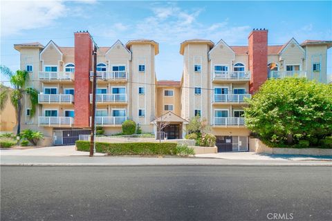 Photo of 5135 Zelzah #100, Encino, CA 91316 (MLS # SB26110308)