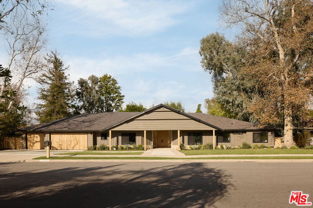 Photo of 17539 Magnolia Boulevard, Encino, CA 91316 (MLS # 25606523)