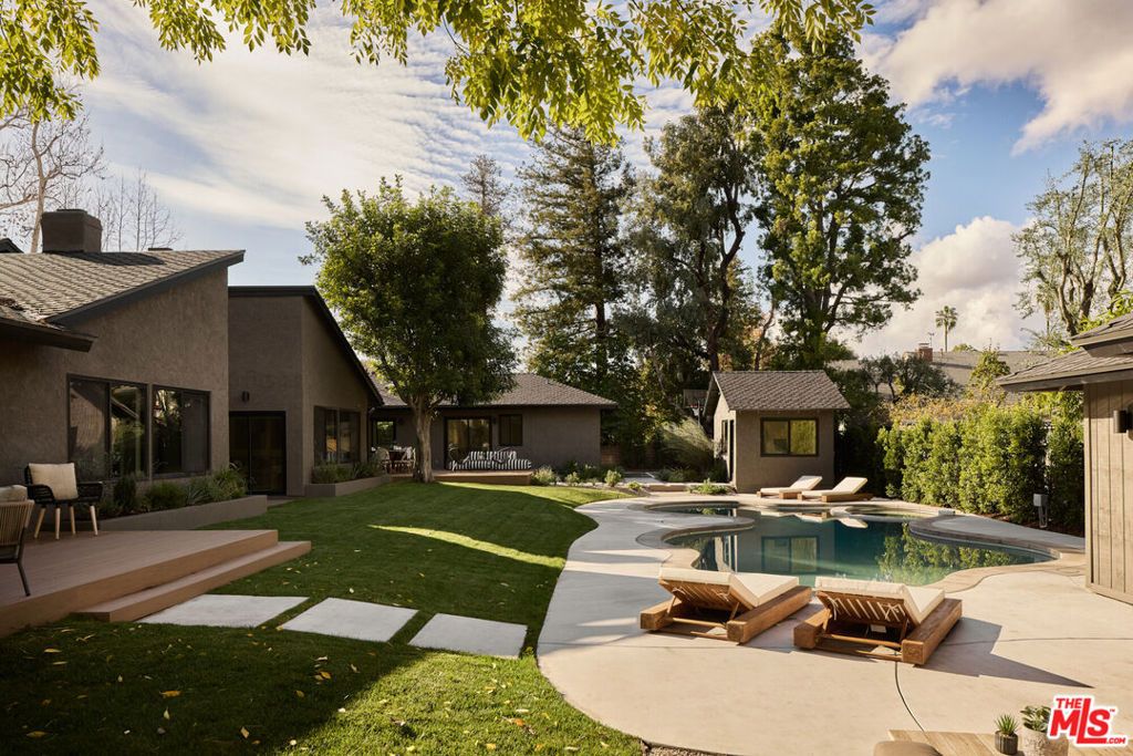 Photo of 17539 Magnolia Boulevard, Encino, CA 91316 (MLS # 25606523)